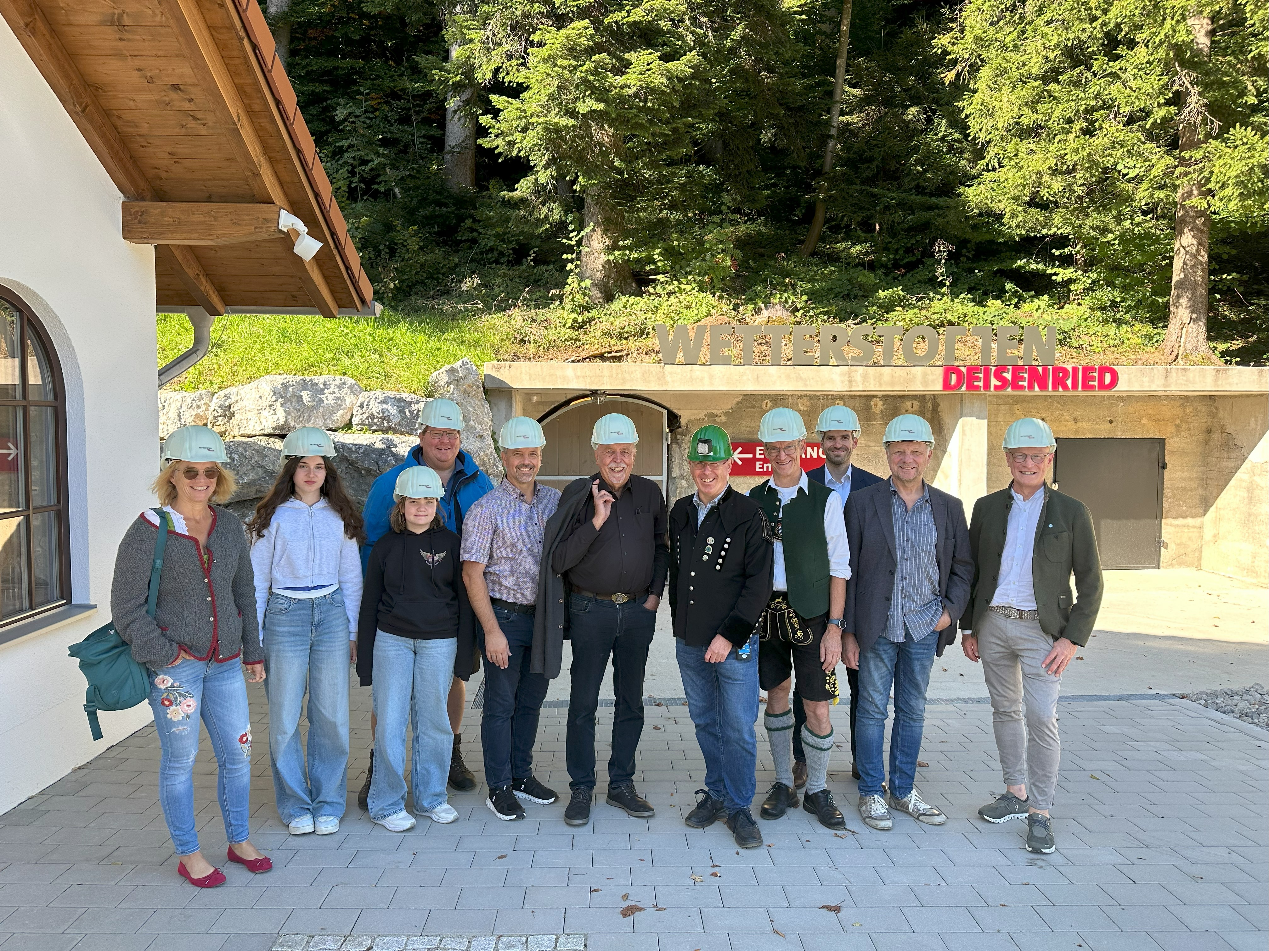 Vertreter der LAG Mangfalltal-Inntal und der LAG Kreisentwicklung Miesbacher Land bestaunten den fertigen Wetterstollen (v.l).: Gwendolin Dettweiler (LAG-Managerin Mangfall-Inntal), Lara Mulligan (Praktikantin REO), Max Singer (Bürgermeister Bad Feilnbach), Michael Pelzer (Vorsitzender LAG Kreisentwicklung Miesbacher Land e.V.), Bernhard Lidschreiber (Vorsitzender Bergmannsverein St. Barabara Leitzachtal eV), Matthias Jokisch (Bürgermeister Brannenburg), Simon Hausstetter (Vorsitzender LAG Mangfall-Inntal), Christian Poitsch (Stadt Kolbermoor), Harald Gmeiner (Vorstand Tourismus REO)