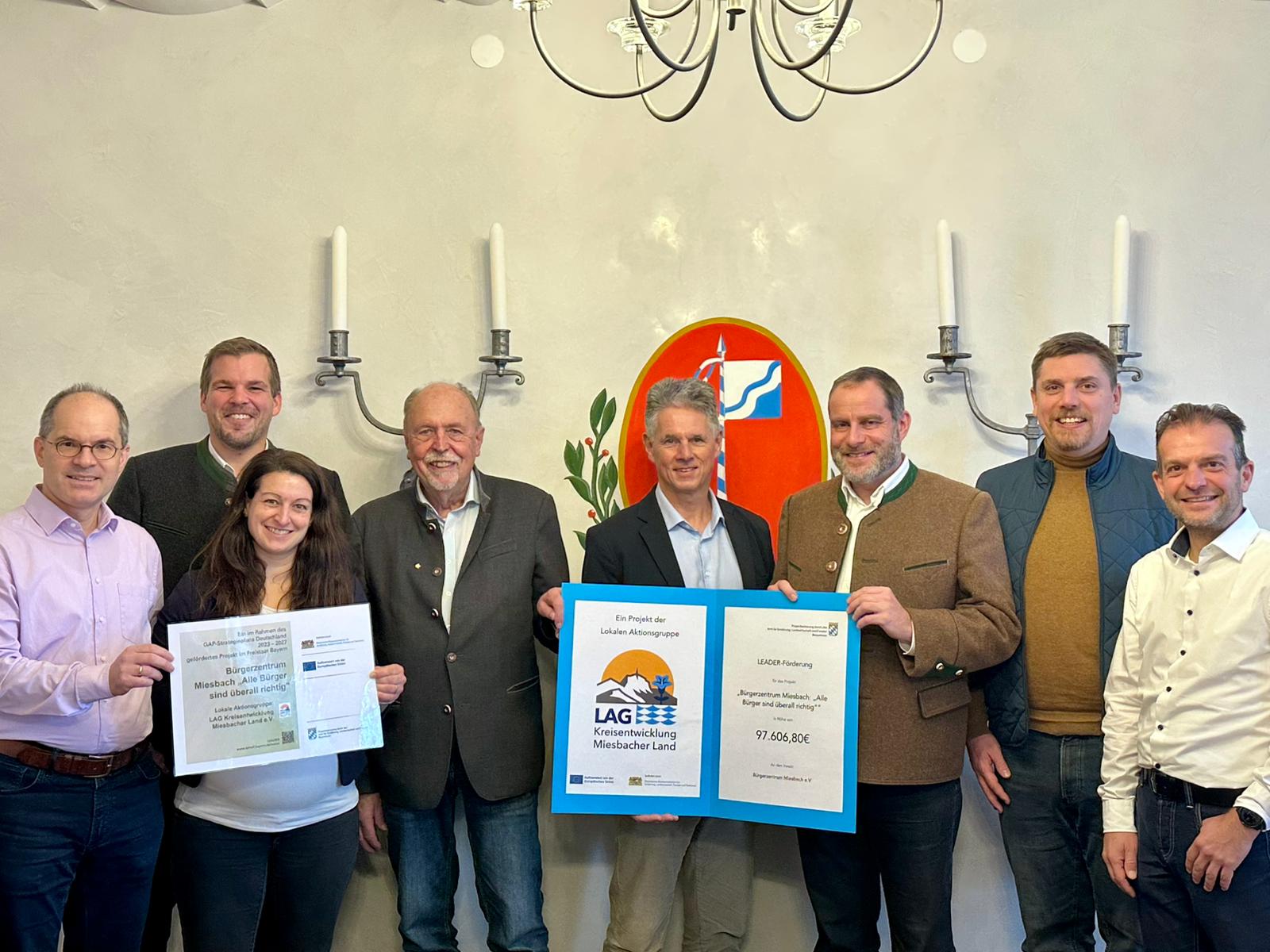 Förderbescheid übergeben – das Bürgerzentrum Miesbach kann starten (v.l.): Pfarrer Erwin Sergel, LAG-Manager Michael Stacheter, Diakonie-Geschäftsbereichsleiterin Anna Koch, LAG-Vorsitzender Michael Pelzer, Bürgermeister Gerhard Braunmiller, Vereinsvorsitzender Dekan Michael Mannhardt, Caritas-Kreisgeschäftsführer Florian Rausch und Kita-Verbundsleiter Hans Grasser