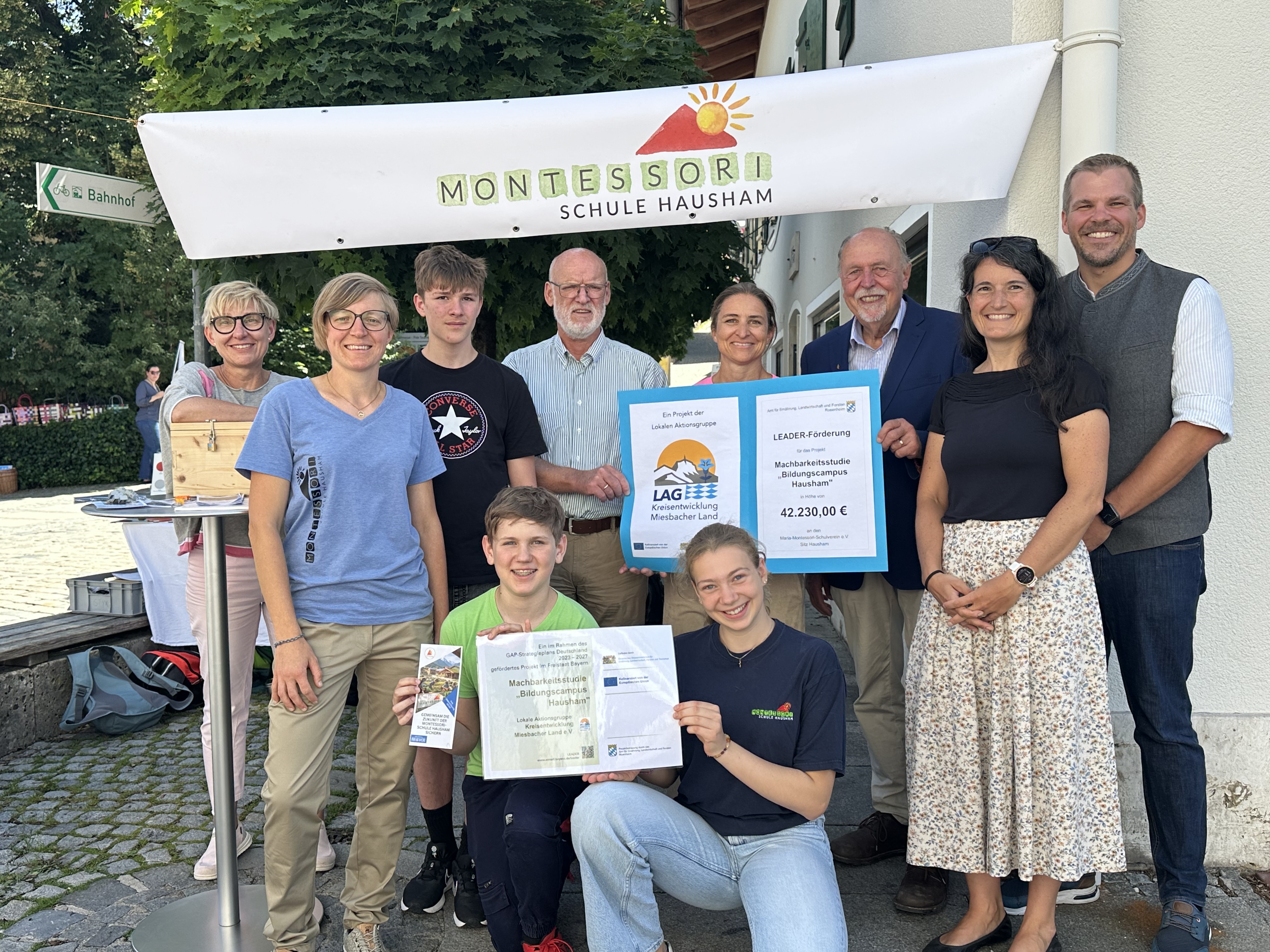 Freude über grünes Licht für die Machbarkeitsstudie zum Bildungscampus Hausham (v.l.): Ulrike Bauer, Veronika Messert, Kilian, Peter, LEADER-Koordinator Johann Kölbl, Josephina, Helena Graf, Vorsitzende des Maria-Montessori-Schulvereins Hausham, LAG-Vorsitzender Michael Pelzer, Claudia Schmal (Elternschaft) und LAG-Manager Michael Stacheter  Foto: REO