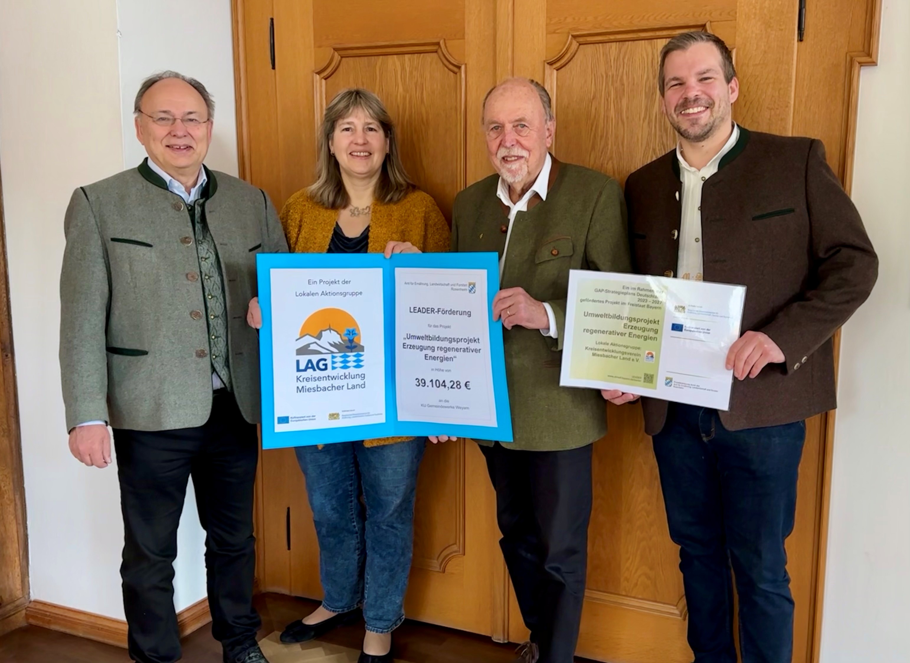 Das Umweltbildungsprojekt Erzeugung regenerativer Energien kann starten: v.l.: Bürgermeister Leonhard Wöhr, Techn. Vorstand des KU Gemeindewerke Weyarn Christl Altenweger, LAG-Vorsitzender Michael Pelzer und LAG-Manager Michael Stacheter