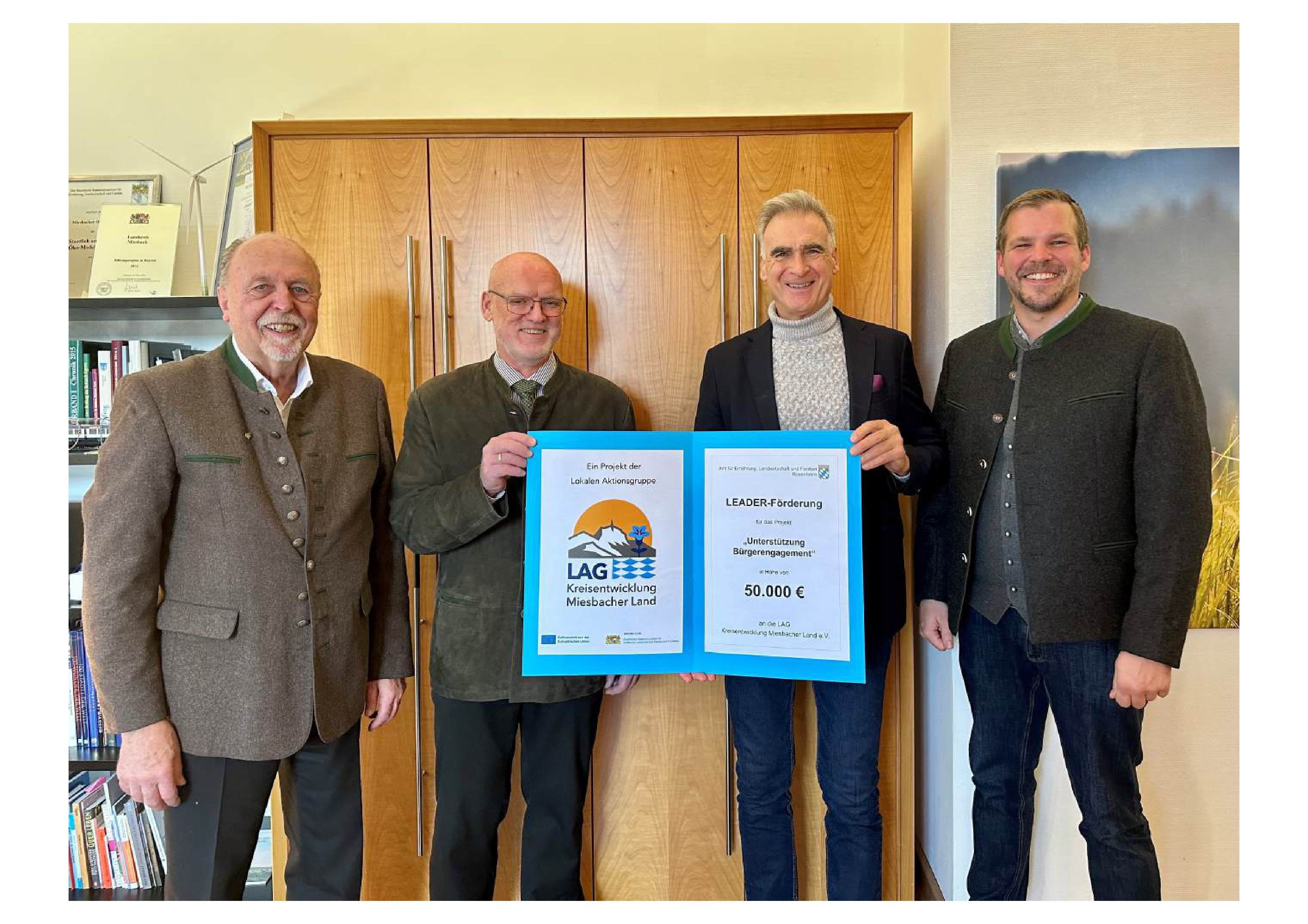Die LAG Miesbacher Land unterstützt auch 2026 wieder ehrenamtliches Engagement mit LEADER- Kleinprojekten: (v.l.) Michael Pelzer (LAG-Vorsitzender), Johann Kölbl (LEADER Koordinator AELF Rosenheim), Olaf von Löwis (Landrat Landkreis Miesbach) und Michael Stacheter (LAG-Manager) freuen sich über den Bewilligungsbescheid für „Unterstützung Bürgerengagement“